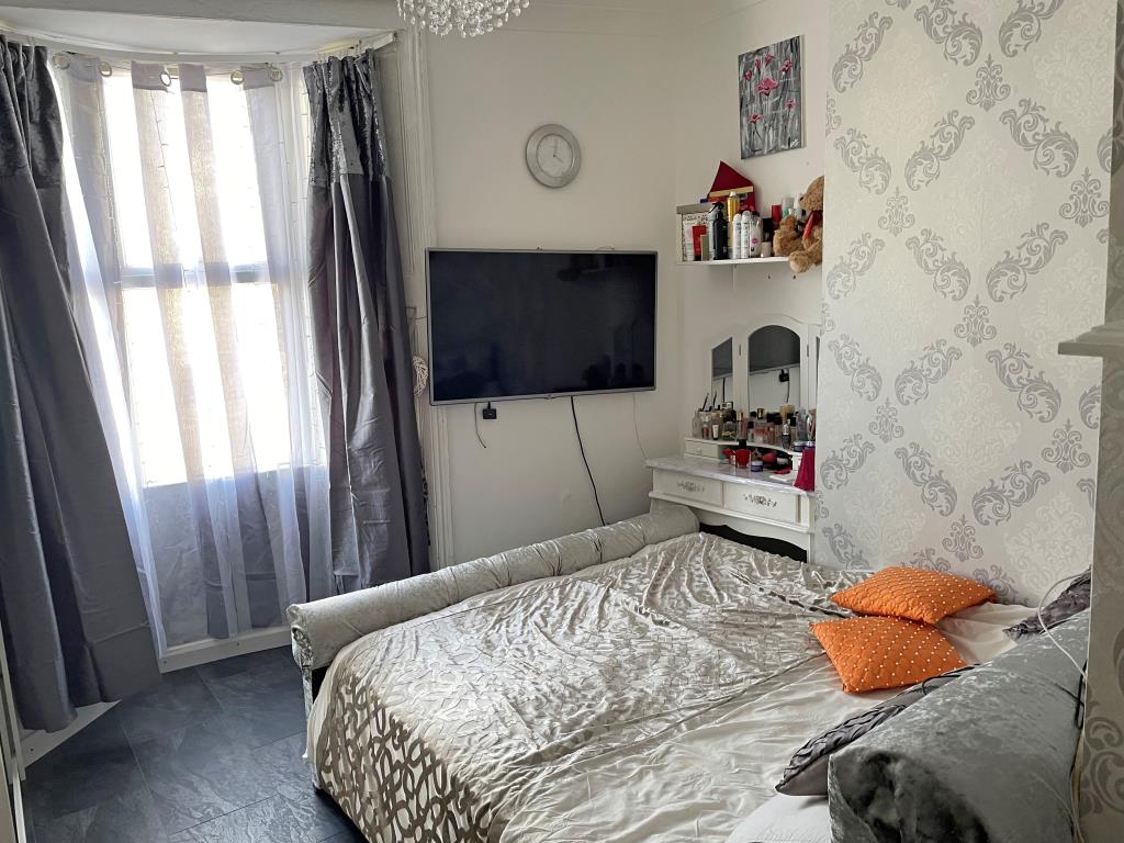 Lot: 29 - MIXED USE INVESTMENT IN CITY CENTRE LOCATION - Flat - Main bedroom